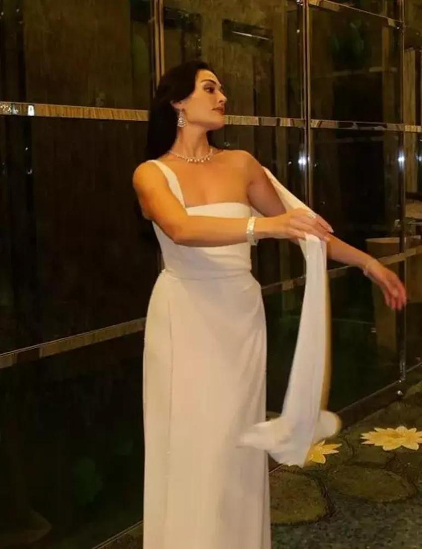 Esra Bilgiç beyazlar içinde poz verince yorum yağdı