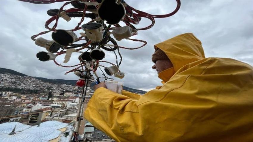 70 metre yükseğe çıkıp hakikati yazıyorlar! Ustasını kış mevsimi de yıldırmıyor