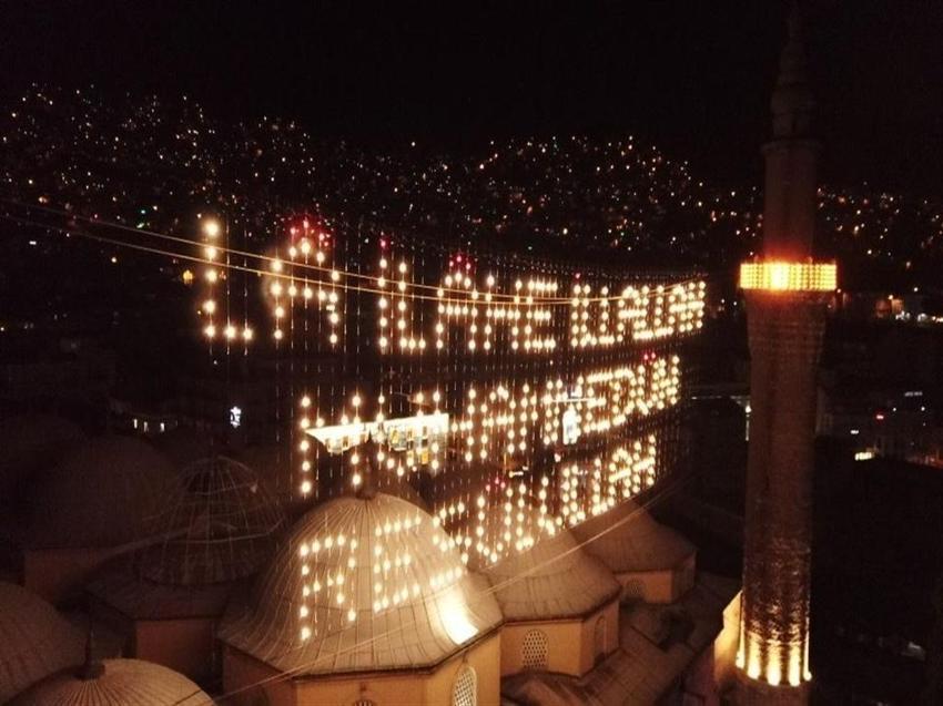 70 metre yükseğe çıkıp hakikati yazıyorlar! Ustasını kış mevsimi de yıldırmıyor