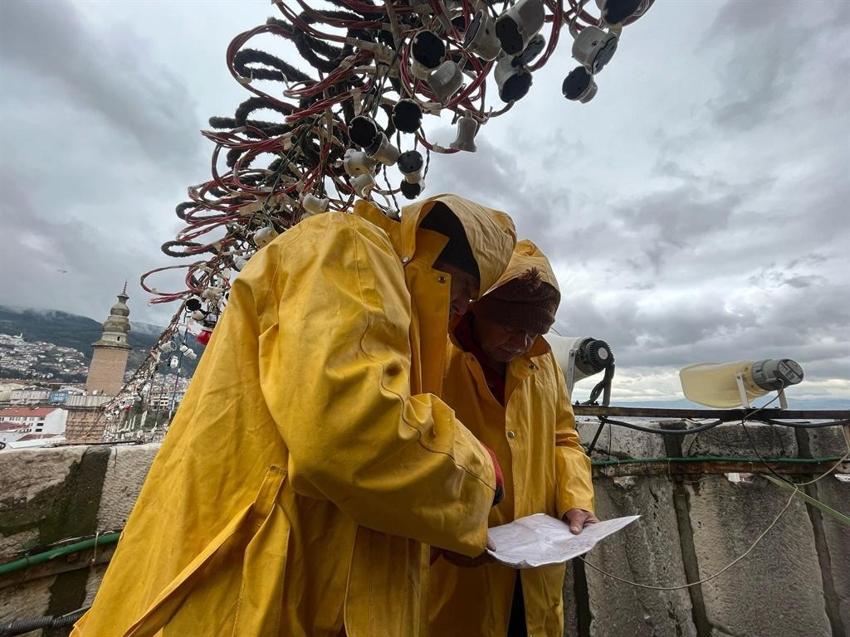 70 metre yükseğe çıkıp hakikati yazıyorlar! Ustasını kış mevsimi de yıldırmıyor