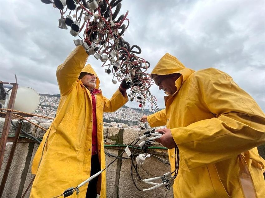 70 metre yükseğe çıkıp hakikati yazıyorlar! Ustasını kış mevsimi de yıldırmıyor