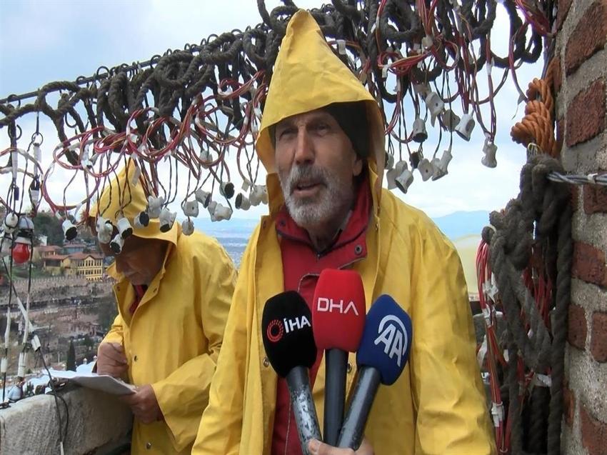 70 metre yükseğe çıkıp hakikati yazıyorlar! Ustasını kış mevsimi de yıldırmıyor