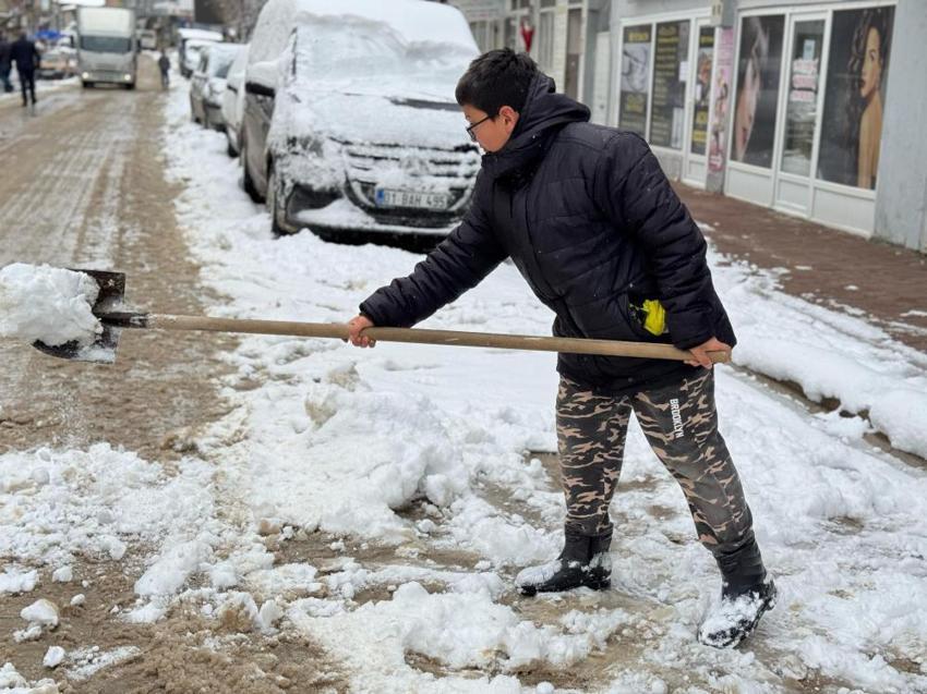 Adana mart ayında kara teslim oldu! Meteoroloji'den kuvvetli yağış uyarısı! Soğuklar geri dönüyor: Sıcaklıklar 6 derece birden düşecek
