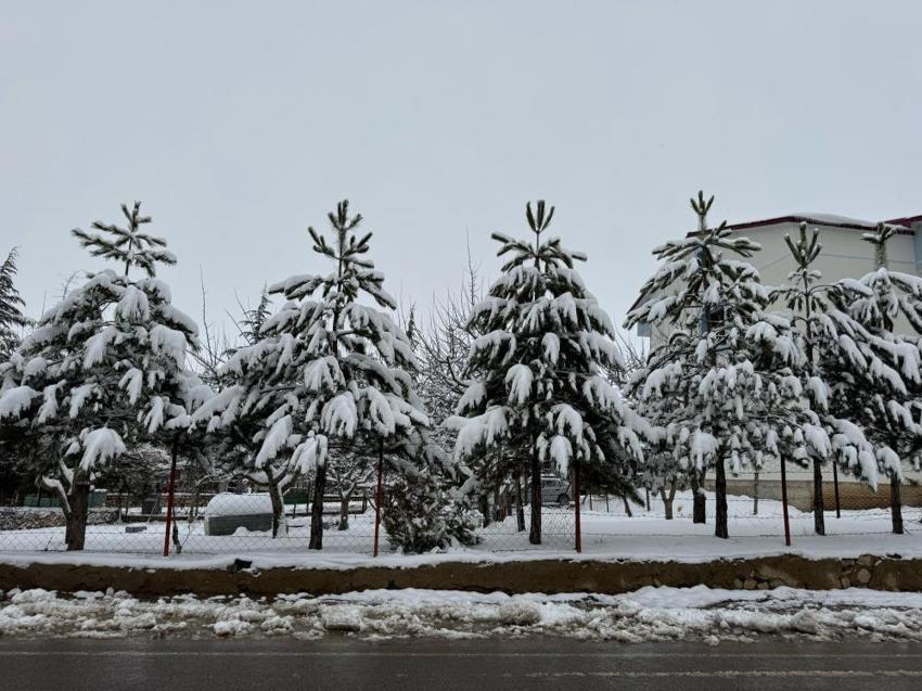 Adana mart ayında kara teslim oldu! Meteoroloji'den kuvvetli yağış uyarısı! Soğuklar geri dönüyor: Sıcaklıklar 6 derece birden düşecek