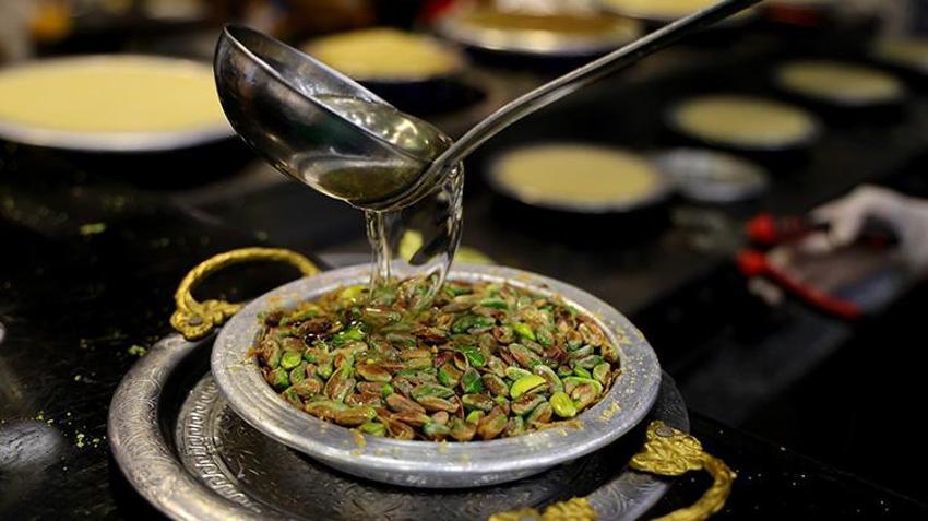 Adana'da ramazan ayı esnafın yüzünü güldürdü! Tatlıcılar iftardan sonra tıklım tıklım