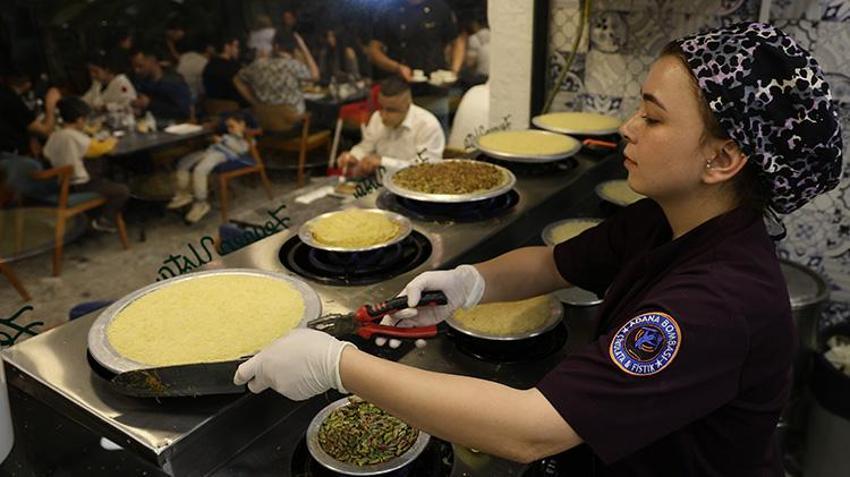 Adana'da ramazan ayı esnafın yüzünü güldürdü! Tatlıcılar iftardan sonra tıklım tıklım