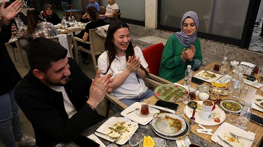Adana'da ramazan ayı esnafın yüzünü güldürdü! Tatlıcılar iftardan sonra tıklım tıklım