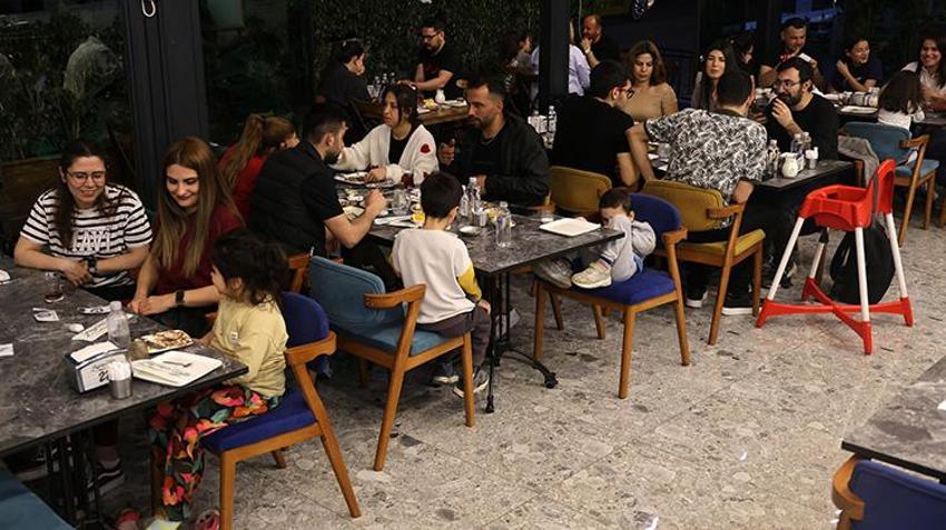 Adana'da ramazan ayı esnafın yüzünü güldürdü! Tatlıcılar iftardan sonra tıklım tıklım