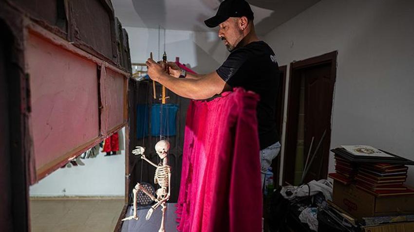 Kuklalar, 25 yıldır sanatçı Bahadır Bıyıklı'nın ellerinde hayat buluyor