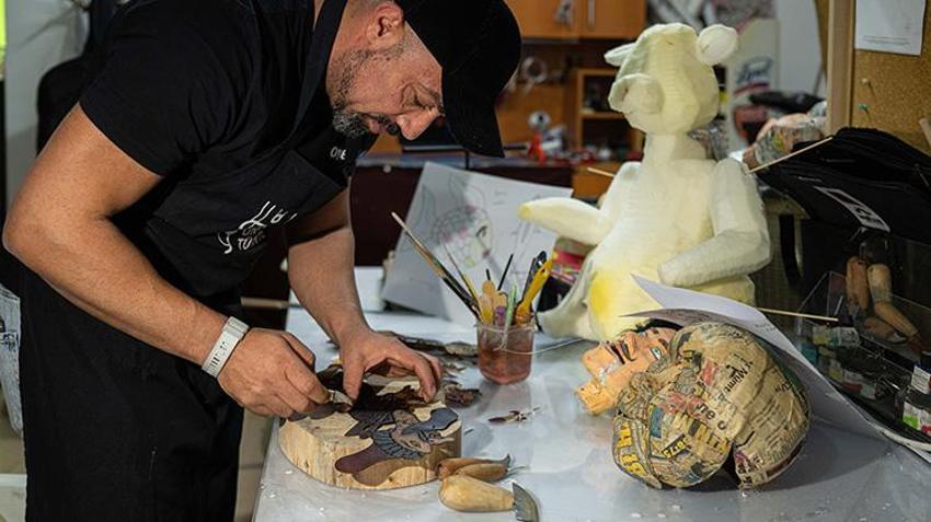 Kuklalar, 25 yıldır sanatçı Bahadır Bıyıklı'nın ellerinde hayat buluyor