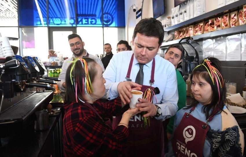 Downsendromlu bireyler bir günlüğüne kafe işletti