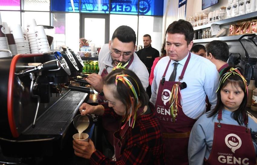 Downsendromlu bireyler bir günlüğüne kafe işletti