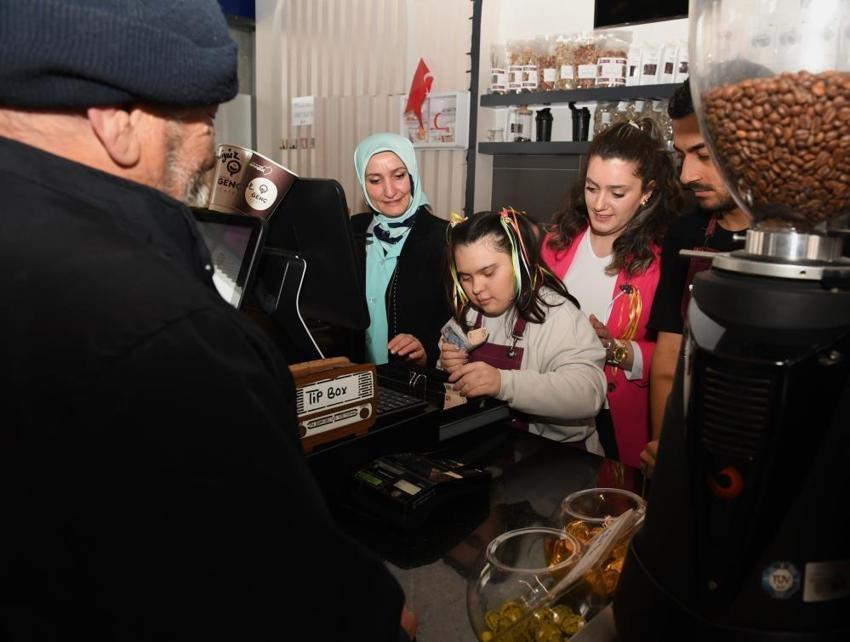 Downsendromlu bireyler bir günlüğüne kafe işletti