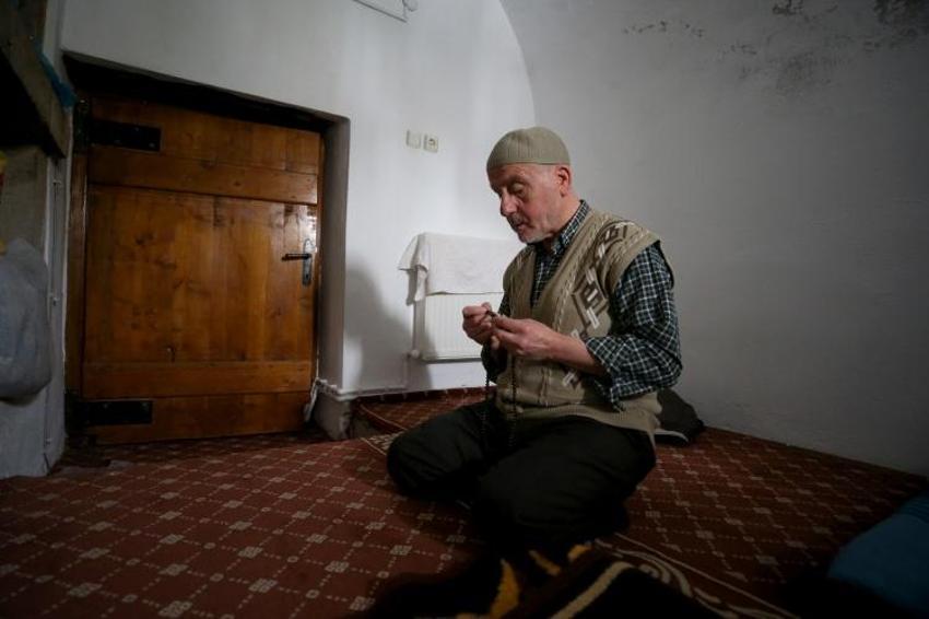 25 yıldır Ramazan'ı bu ibadetle bitiriyor! Kayseri'de cami kapılarını aşındırıyor