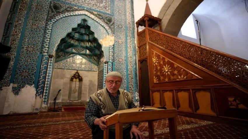 25 yıldır Ramazan'ı bu ibadetle bitiriyor! Kayseri'de cami kapılarını aşındırıyor