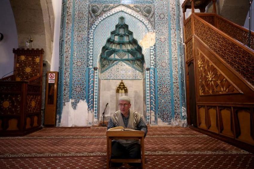 25 yıldır Ramazan'ı bu ibadetle bitiriyor! Kayseri'de cami kapılarını aşındırıyor