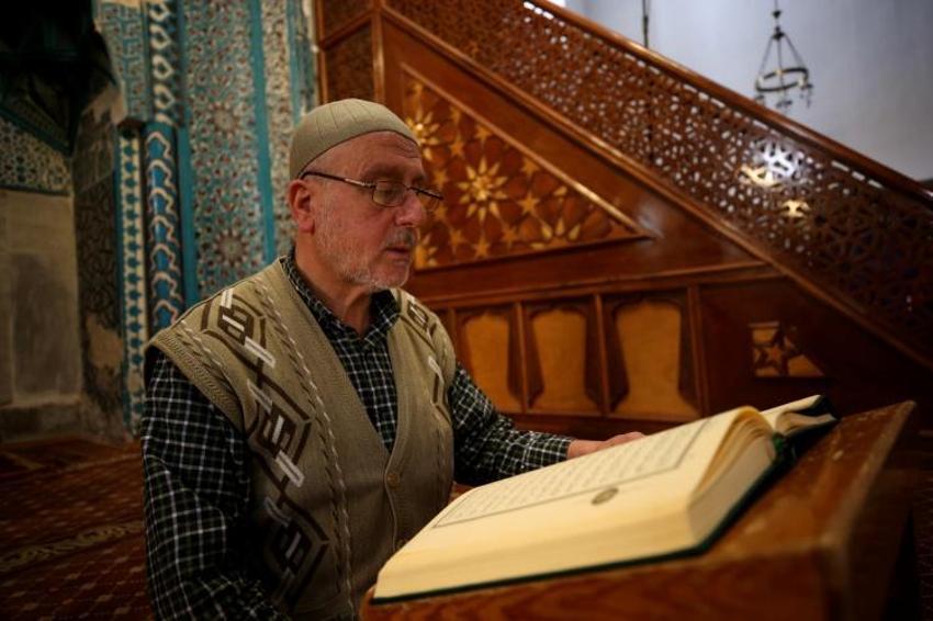 25 yıldır Ramazan'ı bu ibadetle bitiriyor! Kayseri'de cami kapılarını aşındırıyor