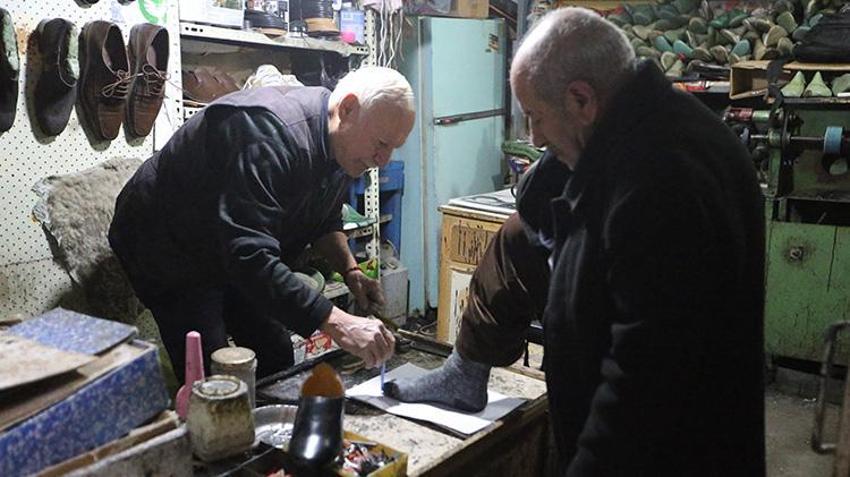 Diyarbakırlı kundura ustası, 40 yıldan beri 10 metrekarelik dükkanında unutulmaya yüz tutmuş eski modelleri üretiyor