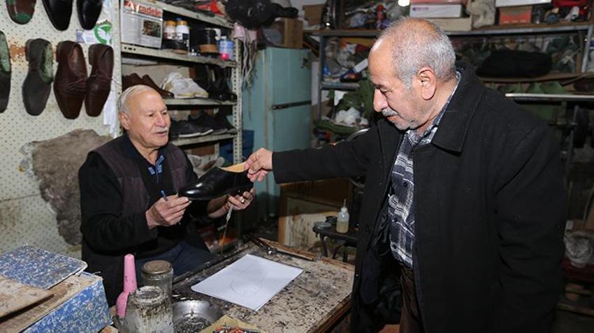 Diyarbakırlı kundura ustası, 40 yıldan beri 10 metrekarelik dükkanında unutulmaya yüz tutmuş eski modelleri üretiyor