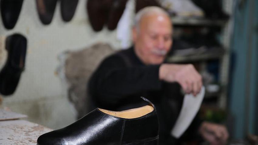 Diyarbakırlı kundura ustası, 40 yıldan beri 10 metrekarelik dükkanında unutulmaya yüz tutmuş eski modelleri üretiyor