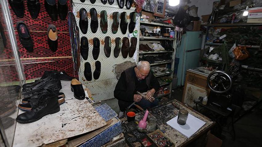 Diyarbakırlı kundura ustası, 40 yıldan beri 10 metrekarelik dükkanında unutulmaya yüz tutmuş eski modelleri üretiyor