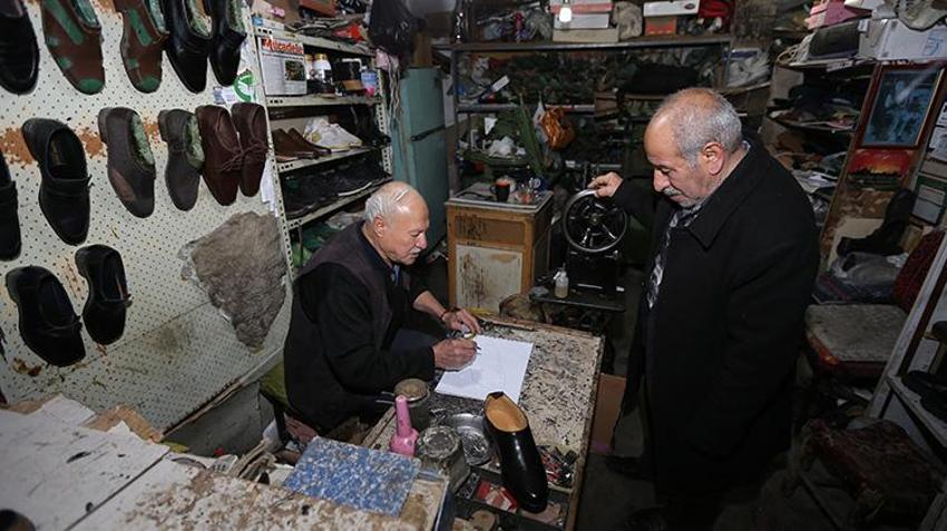 Diyarbakırlı kundura ustası, 40 yıldan beri 10 metrekarelik dükkanında unutulmaya yüz tutmuş eski modelleri üretiyor