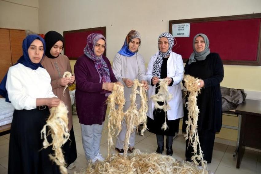 Fabrikasyon değil kadın eli değiyor! Muş'ta yün yorgan kadınlara kazanç kapısı oluyor
