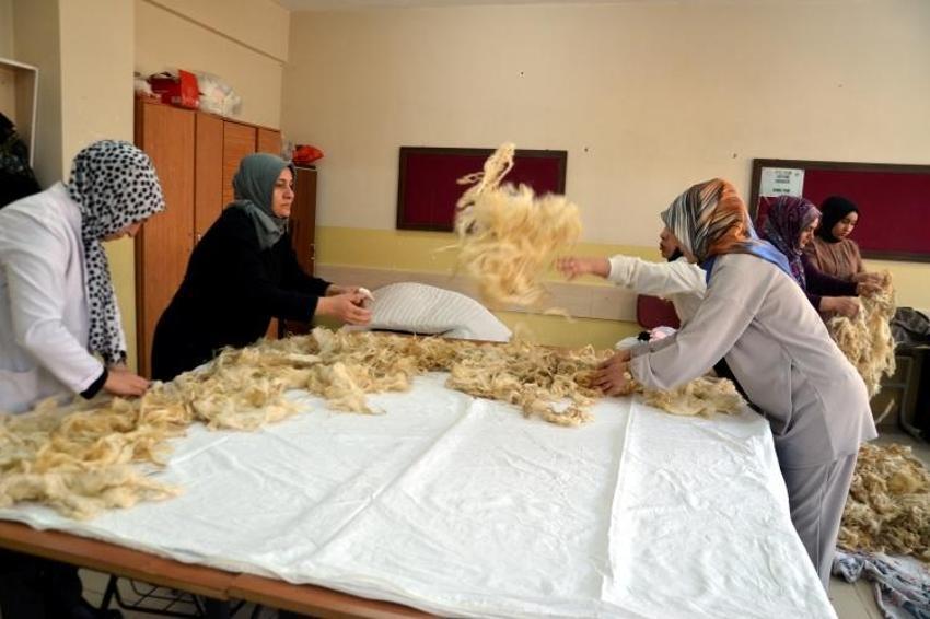 Fabrikasyon değil kadın eli değiyor! Muş'ta yün yorgan kadınlara kazanç kapısı oluyor