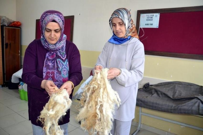 Fabrikasyon değil kadın eli değiyor! Muş'ta yün yorgan kadınlara kazanç kapısı oluyor