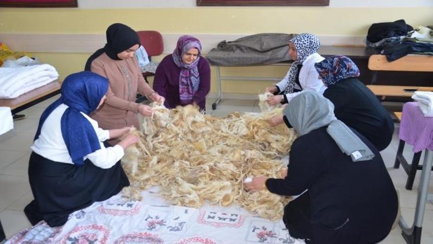 Fabrikasyon değil kadın eli değiyor! Muş'ta yün yorgan kadınlara kazanç kapısı oluyor