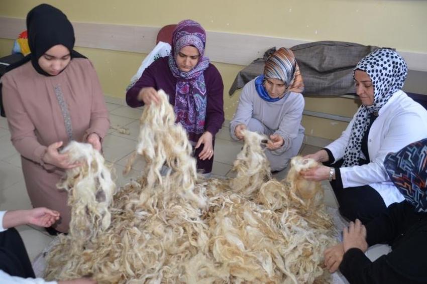Fabrikasyon değil kadın eli değiyor! Muş'ta yün yorgan kadınlara kazanç kapısı oluyor