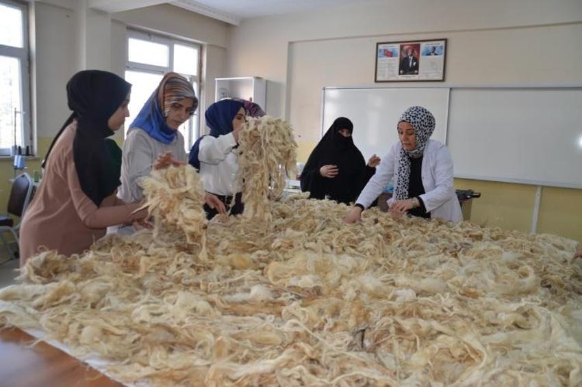 Fabrikasyon değil kadın eli değiyor! Muş'ta yün yorgan kadınlara kazanç kapısı oluyor