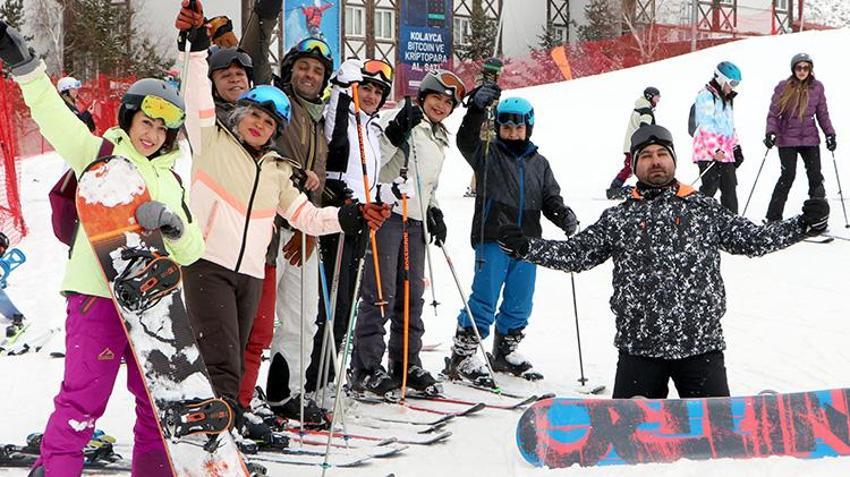 Palandöken'e Nevruz bereketi düştü! İranlı turistler tatili fırsat bilip Türkiye'ye akın etti