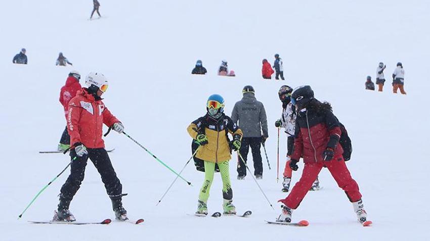 Palandöken'e Nevruz bereketi düştü! İranlı turistler tatili fırsat bilip Türkiye'ye akın etti