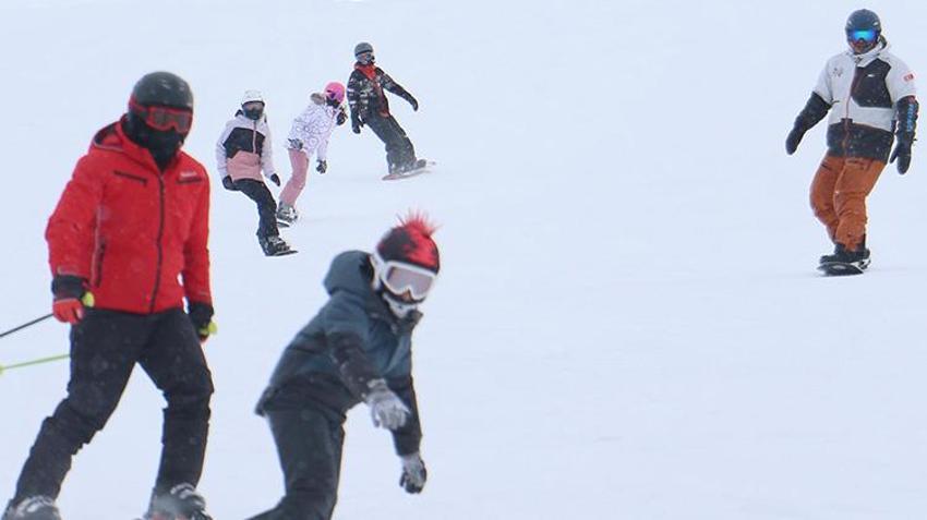 Palandöken'e Nevruz bereketi düştü! İranlı turistler tatili fırsat bilip Türkiye'ye akın etti