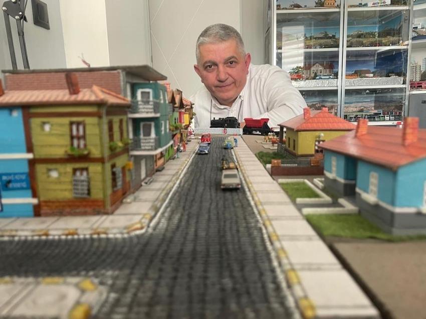 33 yıl gıdım gıdım biriktirdi! Odasında küçük bir Eskişehir yarattı
