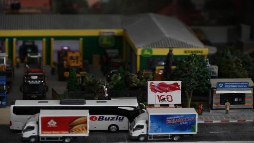 33 yıl gıdım gıdım biriktirdi! Odasında küçük bir Eskişehir yarattı