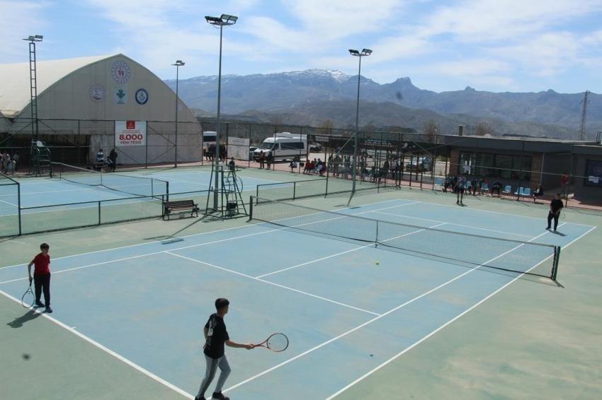 Cudi Dağı eteklerinde raket sesleri... Şırnak'ta tenis turnuvası başladı