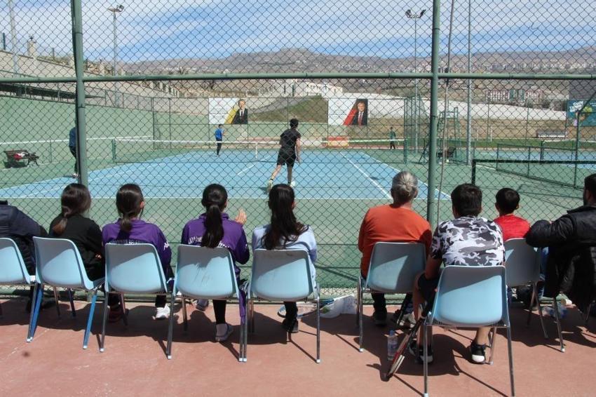 Cudi Dağı eteklerinde raket sesleri... Şırnak'ta tenis turnuvası başladı