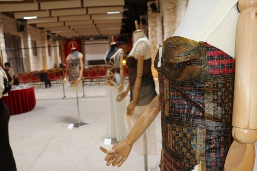 Adanalı öğretim görevlisinden ilginç buluş! Kullanılmış çaydan elde etti, sergisini açtı