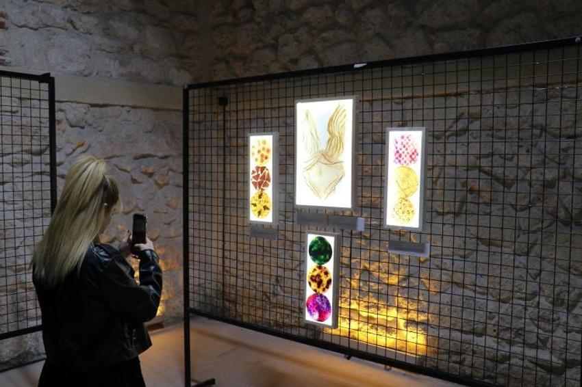 Adanalı öğretim görevlisinden ilginç buluş! Kullanılmış çaydan elde etti, sergisini açtı