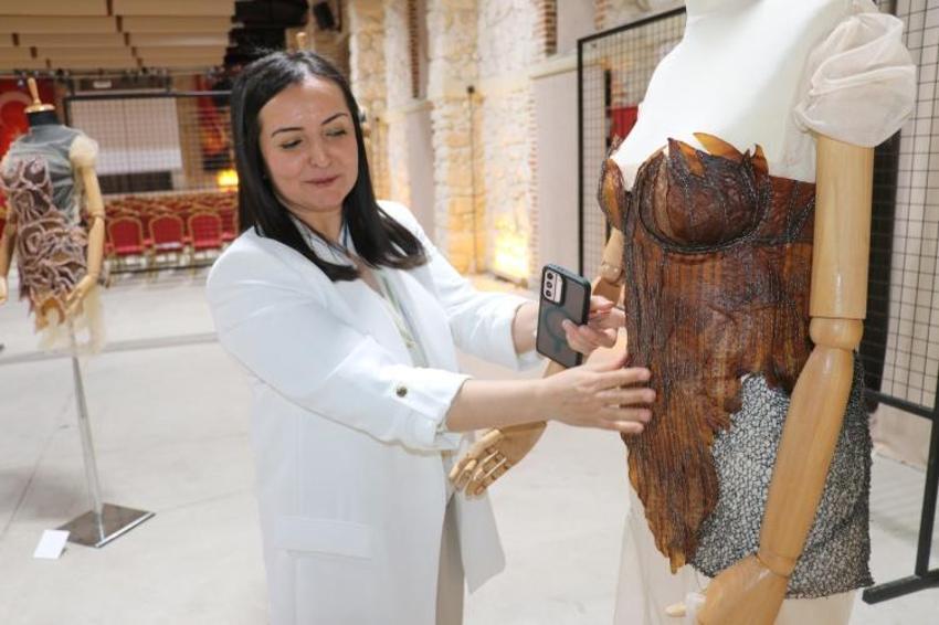 Adanalı öğretim görevlisinden ilginç buluş! Kullanılmış çaydan elde etti, sergisini açtı