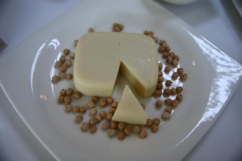 Mersinli bilim insanları veganlar için nohuttan peynir üretti!