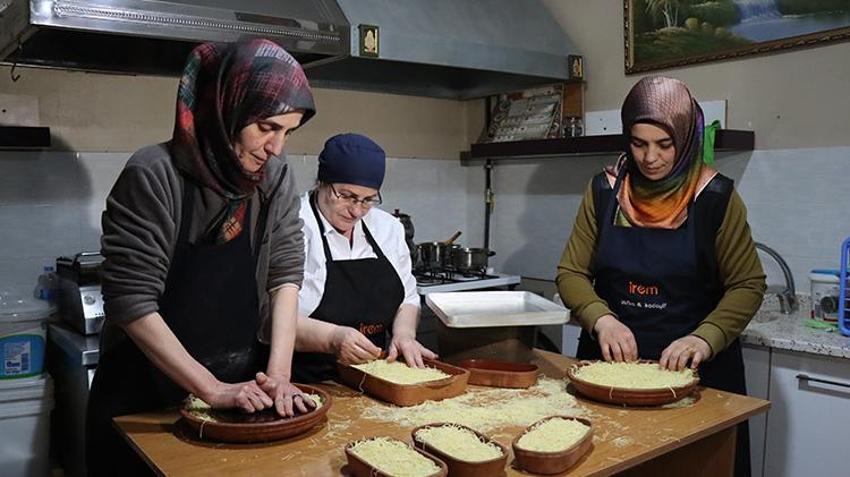 Toprak güveçte pişirilen Erzincan'ın tescilli kesme kadayıfı Ramazan Bayramı için hazırlanıyor