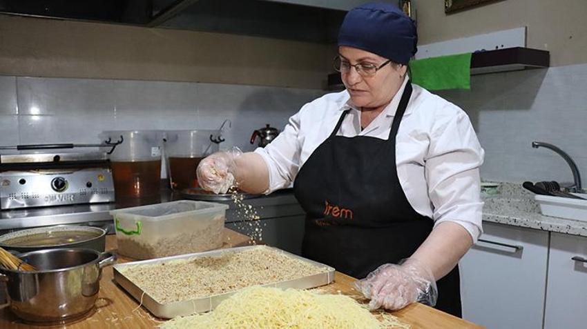 Toprak güveçte pişirilen Erzincan'ın tescilli kesme kadayıfı Ramazan Bayramı için hazırlanıyor