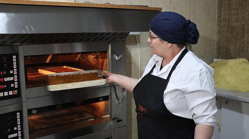 Toprak güveçte pişirilen Erzincan'ın tescilli kesme kadayıfı Ramazan Bayramı için hazırlanıyor