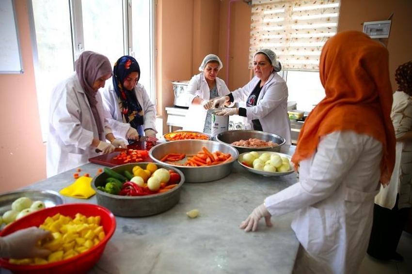 Diyarbakır'da kadınlar ramazanda ihtiyaç sahipleri için sıcak aş mesaisinde
