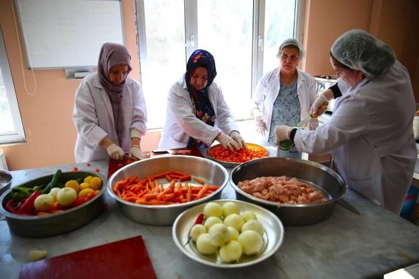 Diyarbakır'da kadınlar ramazanda ihtiyaç sahipleri için sıcak aş mesaisinde