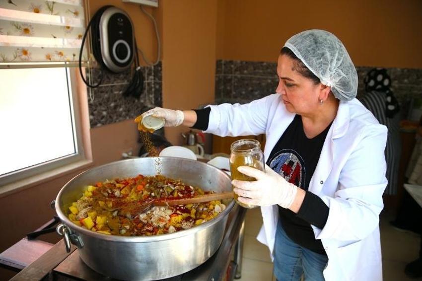 Diyarbakır'da kadınlar ramazanda ihtiyaç sahipleri için sıcak aş mesaisinde