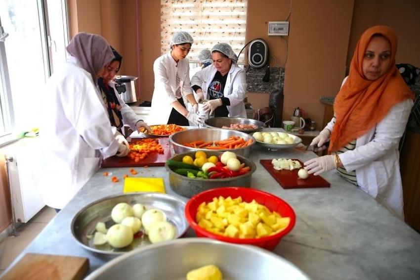 Diyarbakır'da kadınlar ramazanda ihtiyaç sahipleri için sıcak aş mesaisinde
